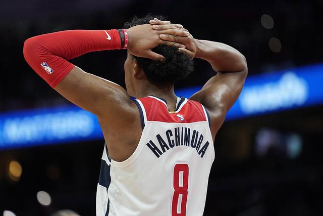 一场82-78！中国男篮全队评价：年轻球员敢打敢拼，主教练用人灵活！三后卫豪赌赢了